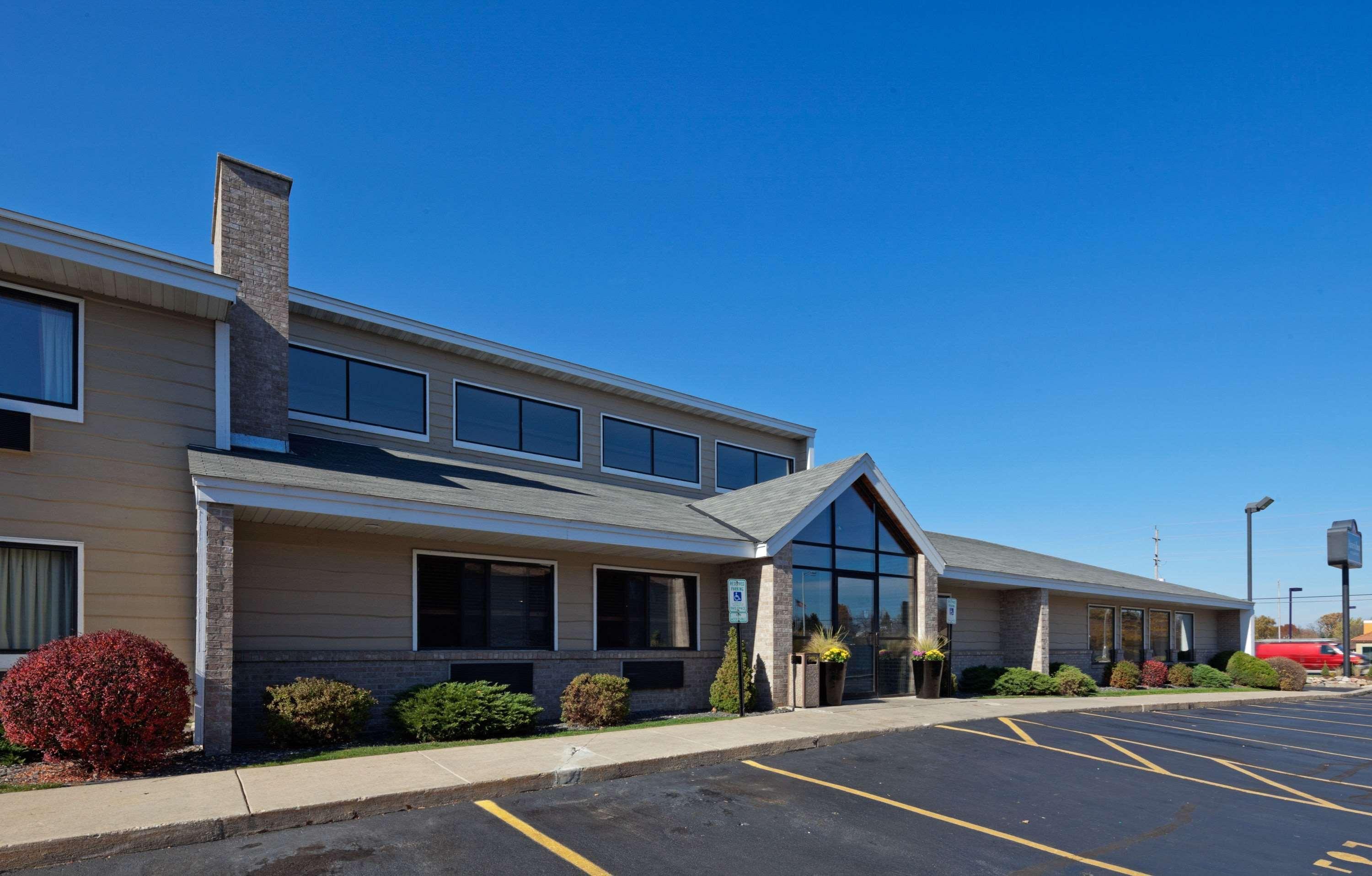 Americinn By Wyndham Hartford Wi Exterior photo