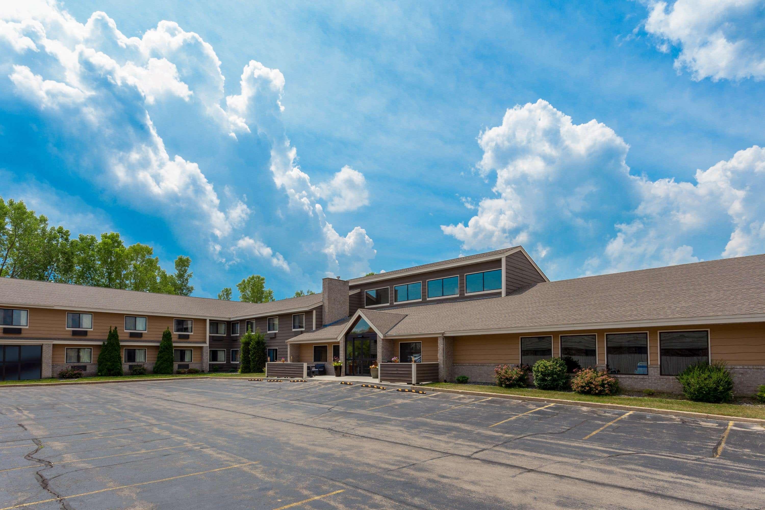 Americinn By Wyndham Hartford Wi Exterior photo