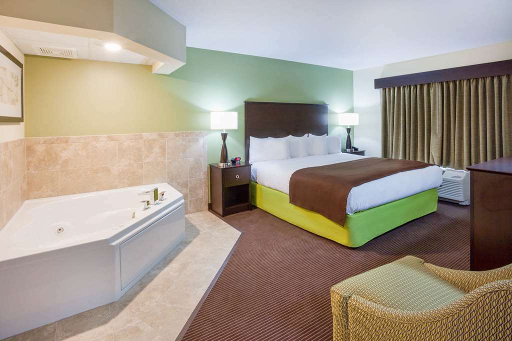 Americinn By Wyndham Hartford Wi Room photo